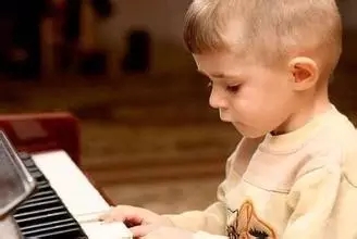 孩子适不适合学钢琴，不是看他手的长短，而是看家长有没有决心！6