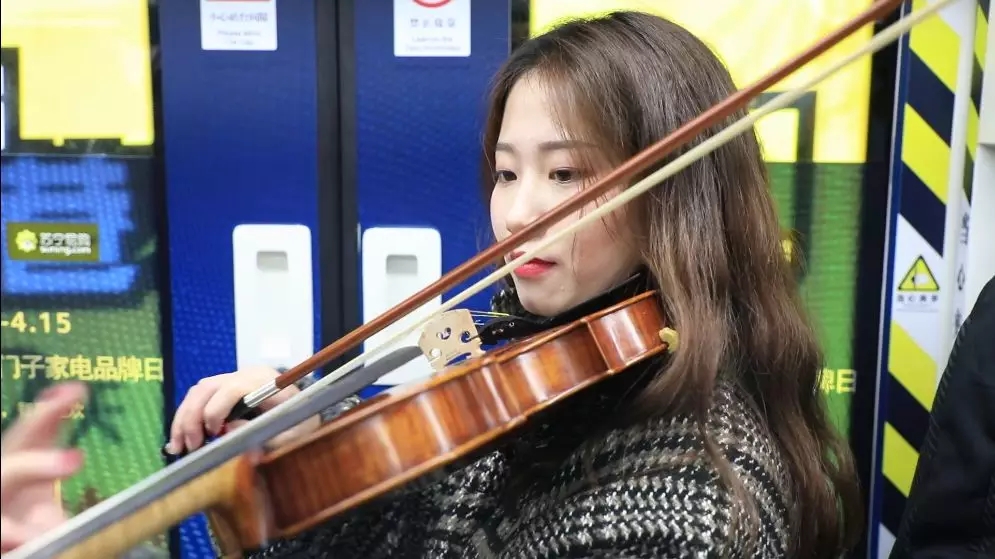 4位长沙小姐姐将小提琴演奏会带进了地铁3