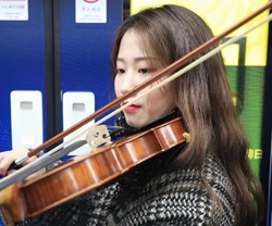 4位长沙小姐姐将小提琴演奏会带进了地铁